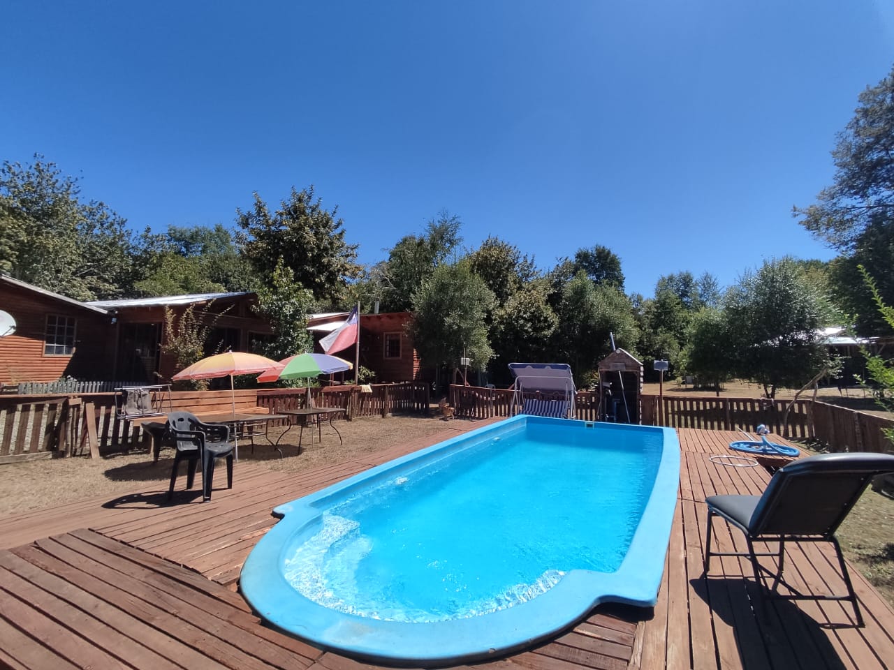 Piscina y área de juegos en cabañas